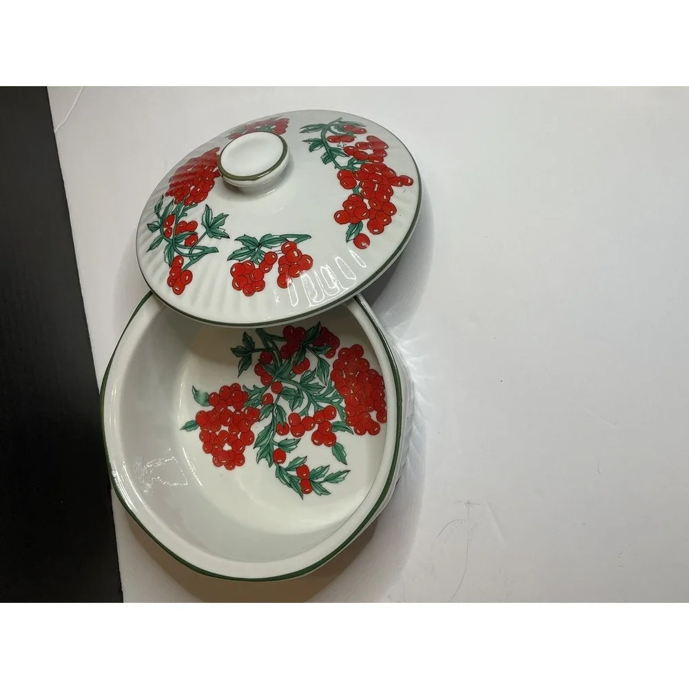 Vintage Berry Patch by New Trends Small Casserole with Lid and casserole Bowl